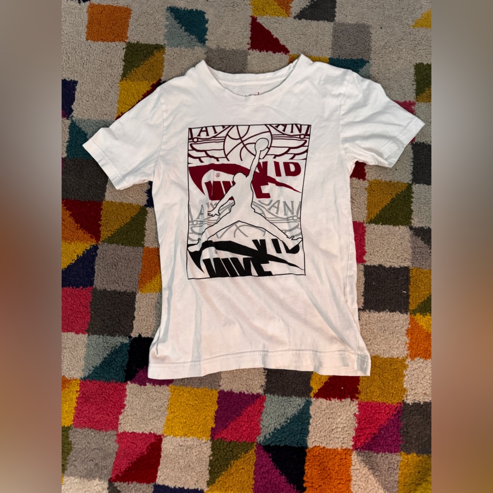 Air Jordan Kids tee shirt size kids Medium